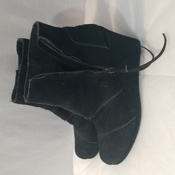 Toms black suede shoes size 9 - Picture 2 of 6